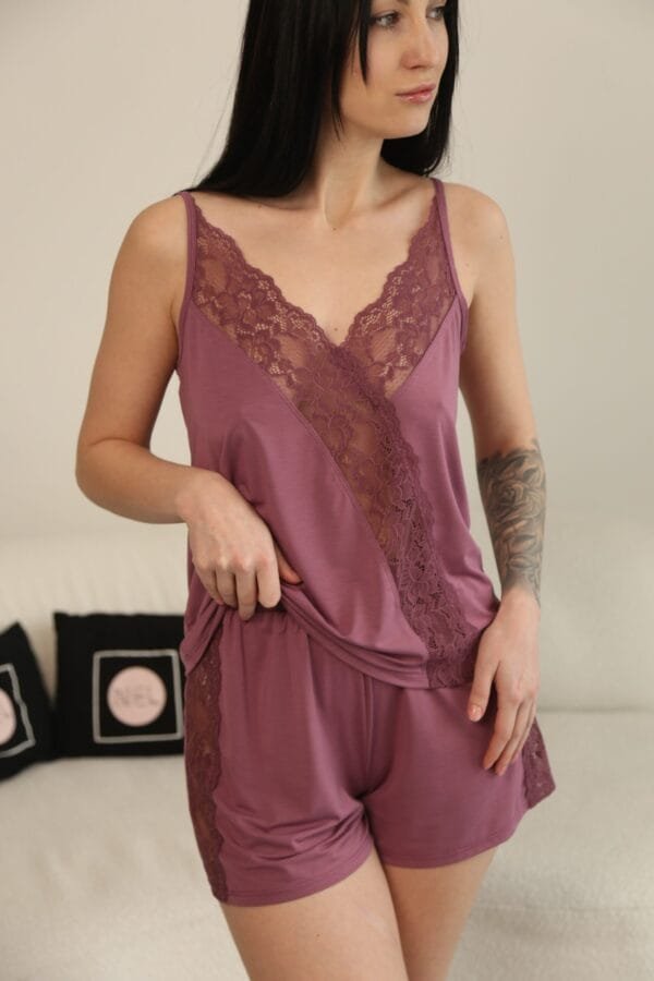 Pižama alyvinės spalvos komplektas Medžiagos sudėtis: 58% viskozė, 40 % poliesteris, 2% elastanas.