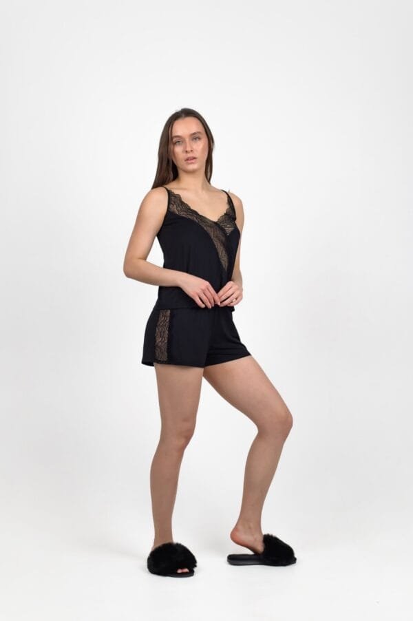 Pižama juodos spalvos komplektas 1717-93 Medžiagos sudėtis: 58% viskozė, 40 % poliesteris, 2% elastanas.